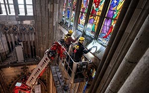 Mehr Informationen zu "Kärcher Reinigung im Kölner Dom"