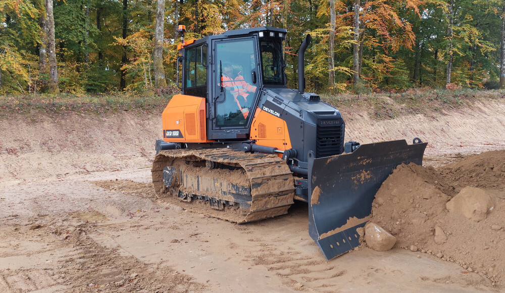 DEVELON Dozer DD100-2.jpg