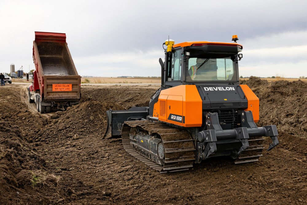 DEVELON Dozer DD100-4.jpg