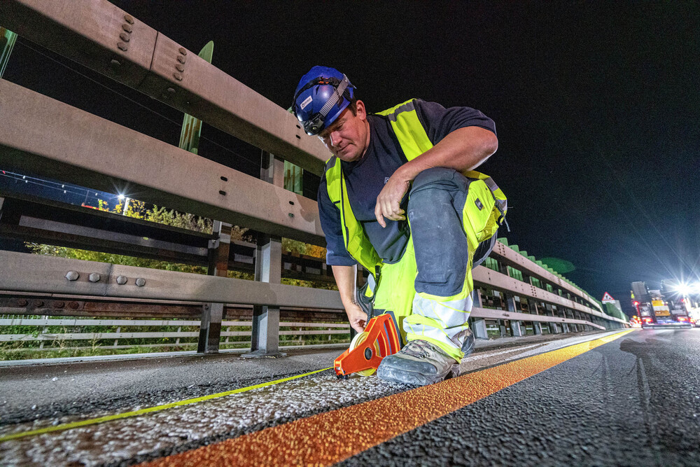 liebherr-ltm-1230-5-1-hodel & christen-02-300dpi.jpg