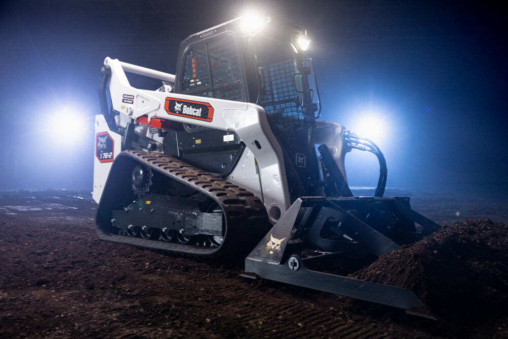 Bobcat T76 R-Series Compact Track Load.jpg