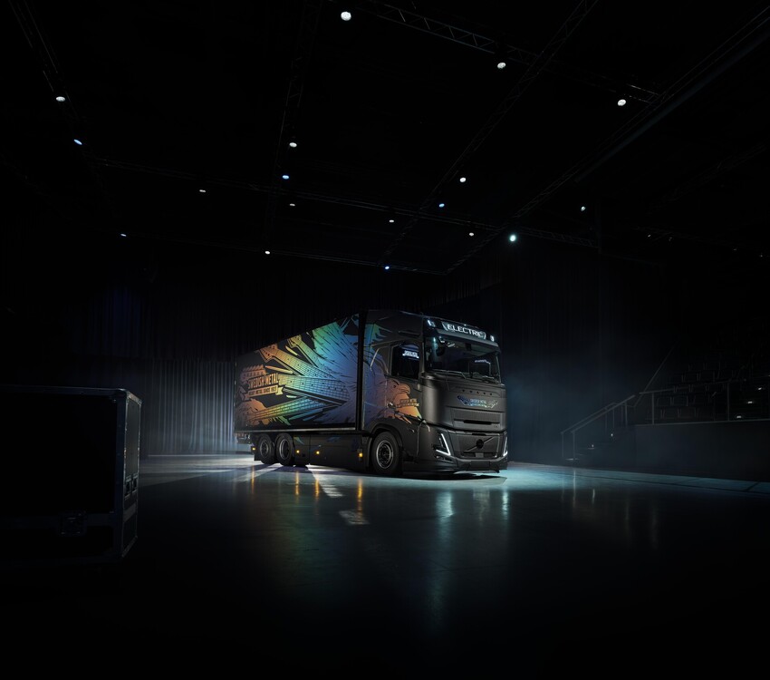 Volvo-FH-Aero-Electric-6x2-Koffer_Swedish-Metal.jpg