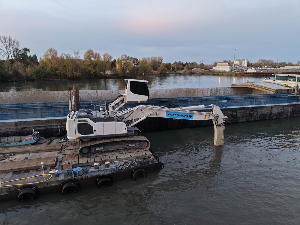 liebherr-r-938-ghent-dredging-2_300dpi.jpg