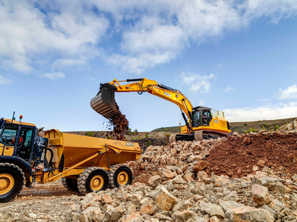 420x-tracked-excavators-stage-v-application-image (1).jpg