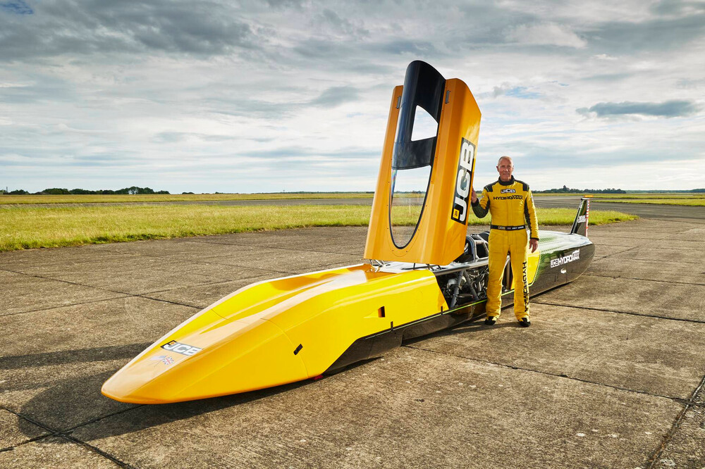 jcb-hydromax-with-driver-wing-commander-andy-green-obe-at-raf-wittering (1).jpg