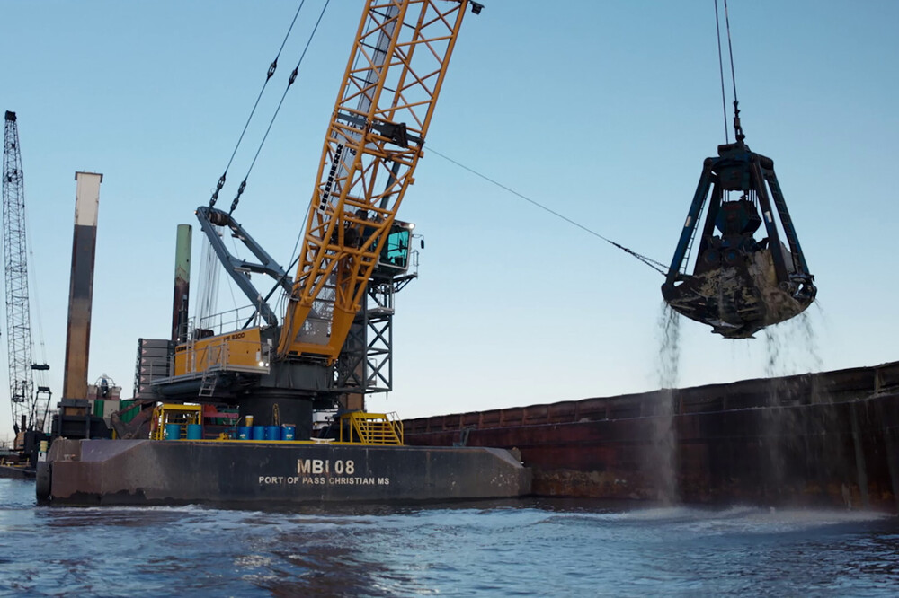 liebherr-transform-hs8300-1_dredging_300dpi.jpg