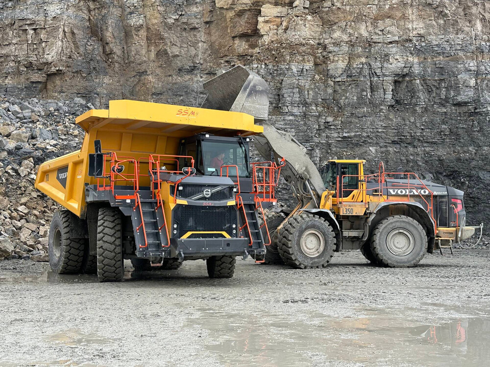 VolvoCE_R70_1.jpg