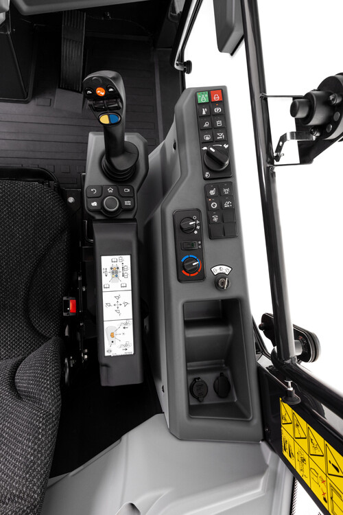 20260722_Bobcat_L100_Studio_features-4.jpg
