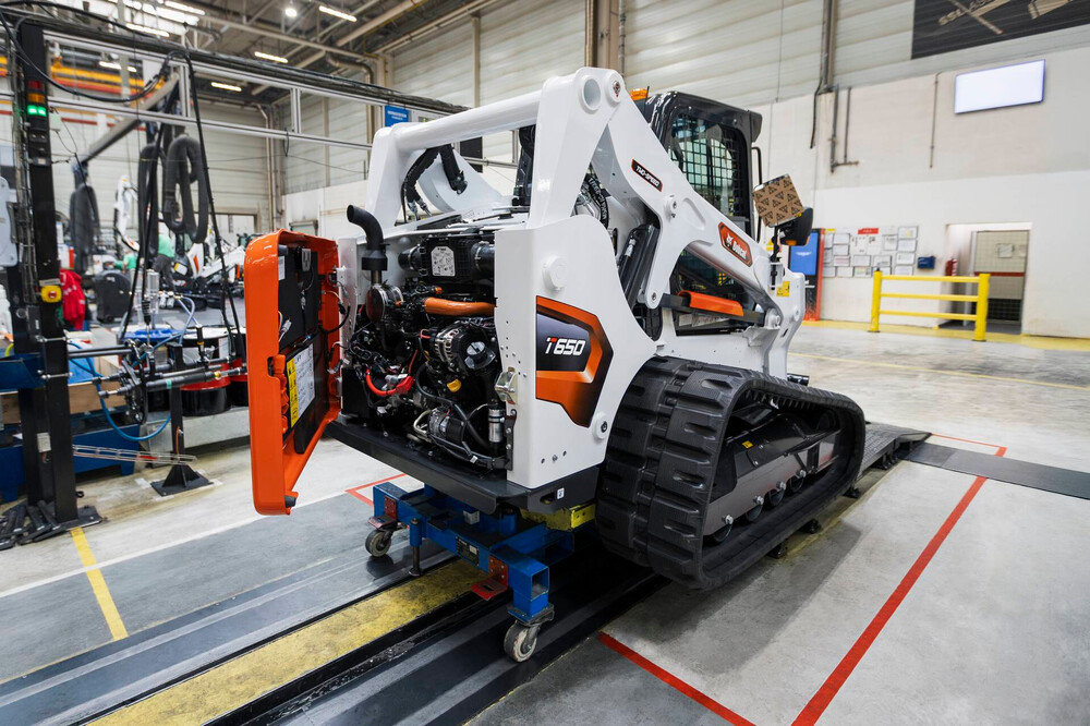 Bobcat T650 in Dobris manufacturing plant (1).jpg