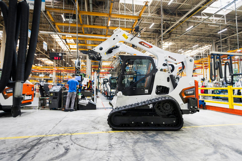 Bobcat T650 in Dobris manufacturing plant (2).jpg