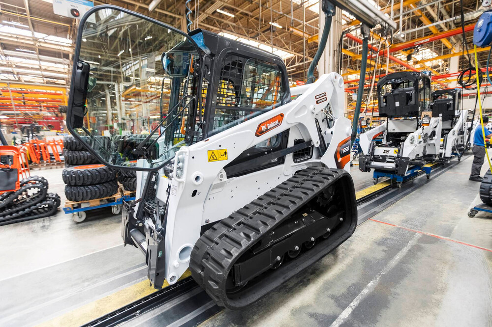 Bobcat T650 in Dobris manufacturing plant (3).jpg