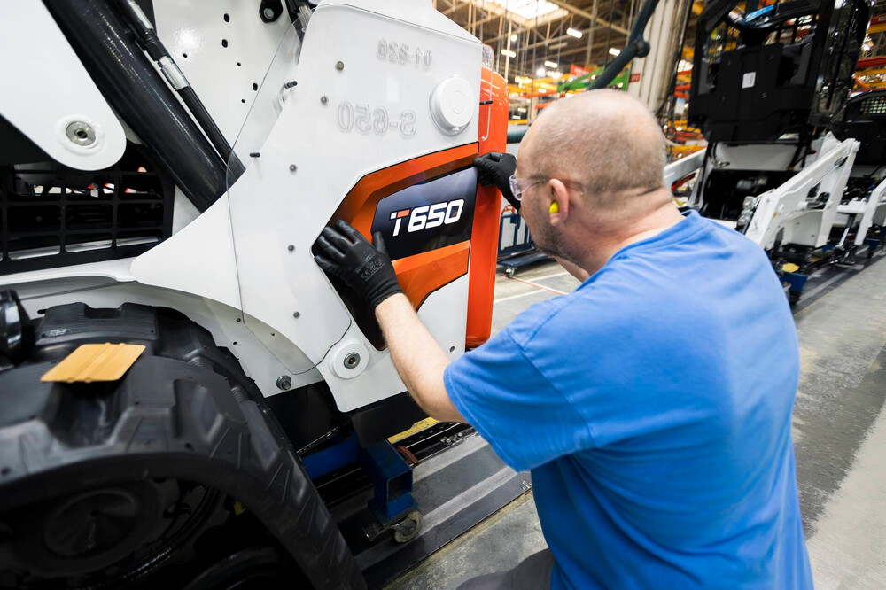 Bobcat T650 in Dobris manufacturing plant (4).jpg