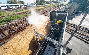 Mehr Informationen zu "Kärcher reinigt Brückenportale"