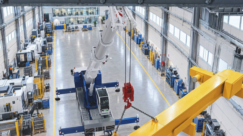 img_tadano_AC3060-2_factory interior.jpg