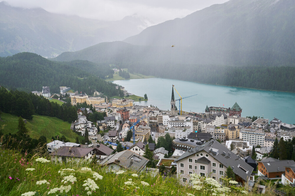 Arbeiten am Kirchturm vor der Bergkulisse von St. Moritz..jpg