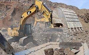 Mehr Informationen zu "CAT Kettenbagger löst Basalt"