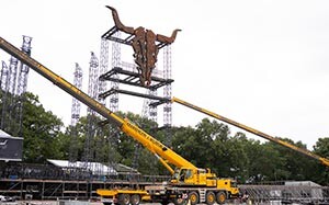 Mehr Informationen zu "Tadano hebt Bullhead in Wacken"