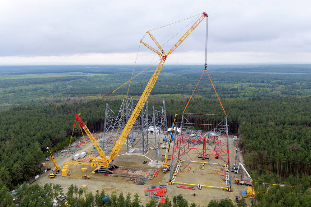 liebherr-lr11350-schmidbauer-high-altitude-wind-turbine-02-300dpi.jpg