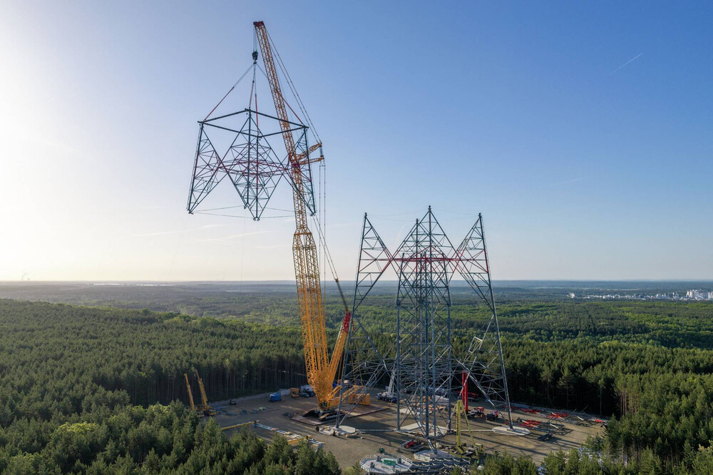 liebherr-lr11350-schmidbauer-high-altitude-wind-turbine-03-300dpi.jpg